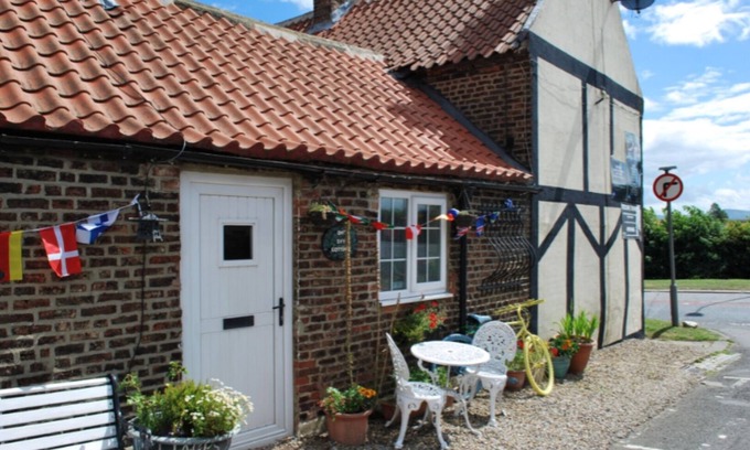 Yarm Cottage | Quirky Rafters Cottage: Cozy Retreat Next to Fox Covert Pub