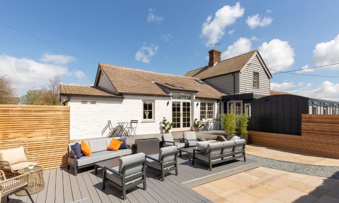 Burnham Market Hotel | Relax at The Railway Hotel with Breakfast & Hot Tub Access