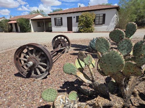 San Simon Hotel | Cozy Retreat at The Saguaro Inn - Pet & Child Friendly