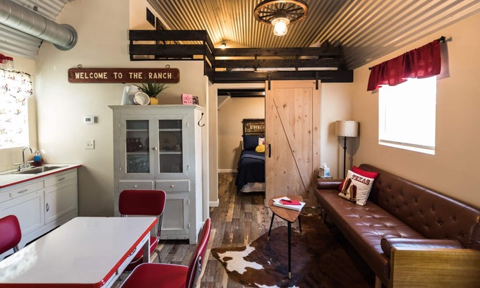 Fayetteville Cottage | Top-Rated The Ranch Motel with Pool & Family-Friendly Amenities