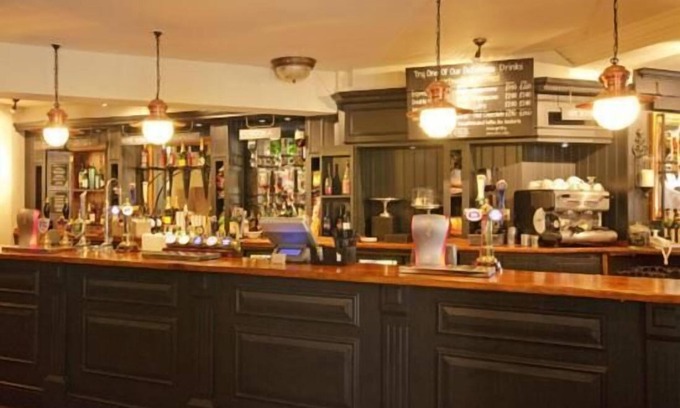 Hook Hotel | Welcoming Stay at The Raven Hotel with Cozy Amenities