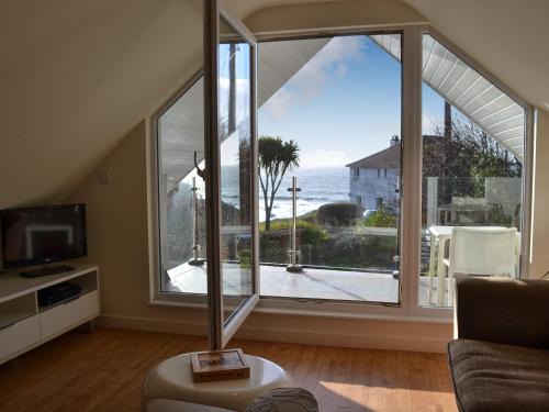Newton Ferrers House | Discover The Ravine: Pet-Friendly 4-Star Retreat