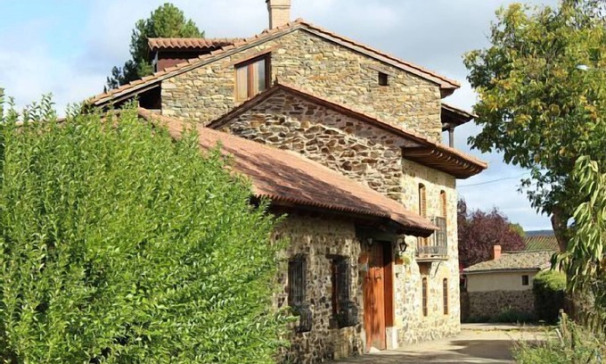 Santa Maria de Ordas Cottage | Cozy Loft Retreat for Two with Kitchen & Family-Friendly Space