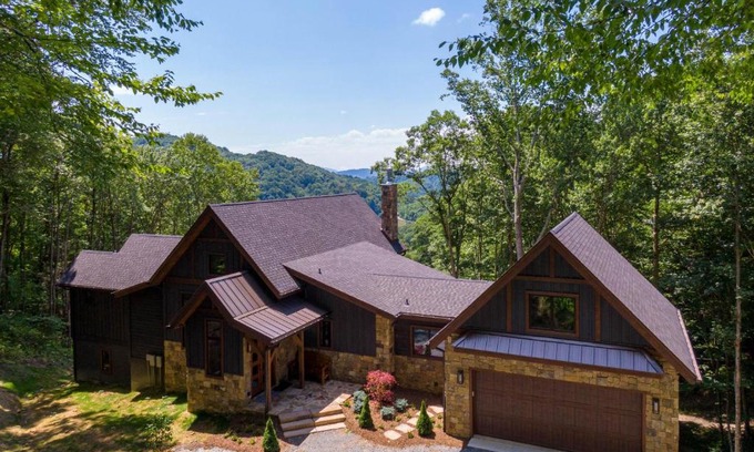 Banner Elk House | Unforgettable Getaway at The Recovery Room - Family Friendly