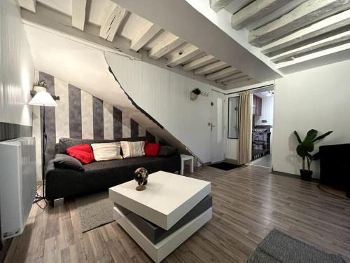 Fontainebleau Apartment | Discover The Red and Black Retreat - Family-Friendly Escape