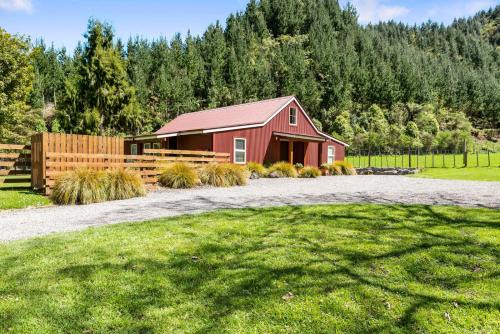 Lake Okareka House | Comfortable Retreat at The Red Barn - Lake Okareka Home