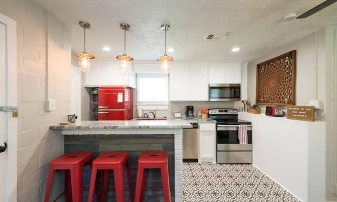 Denton House | Family-Friendly Getaway at The Red Door Retreat - Rated 9.2/10