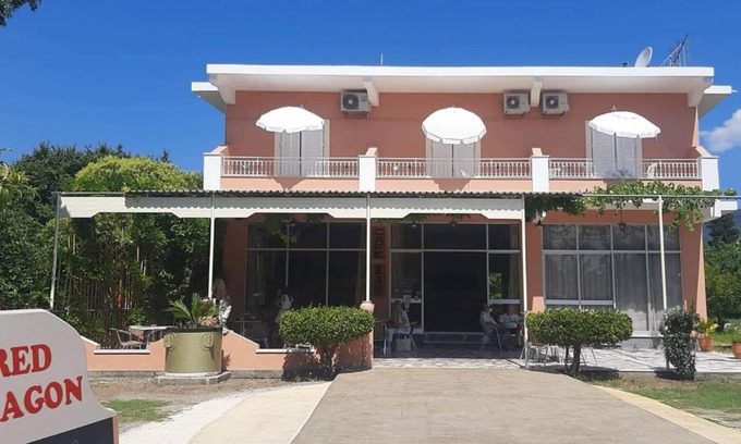 Dassia House | Pet-Friendly Getaway at The Red Dragon with Ocean Views