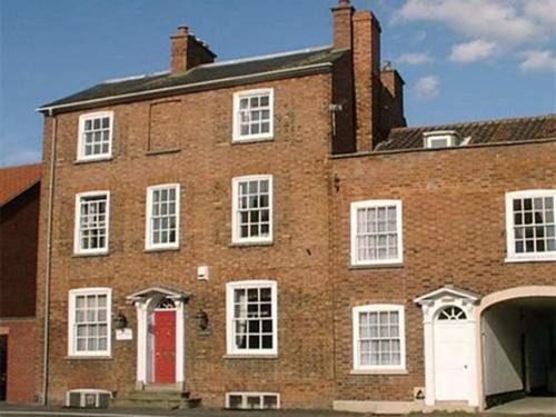 Grantham House | Cozy Family Retreat at The Red House with Breakfast Included