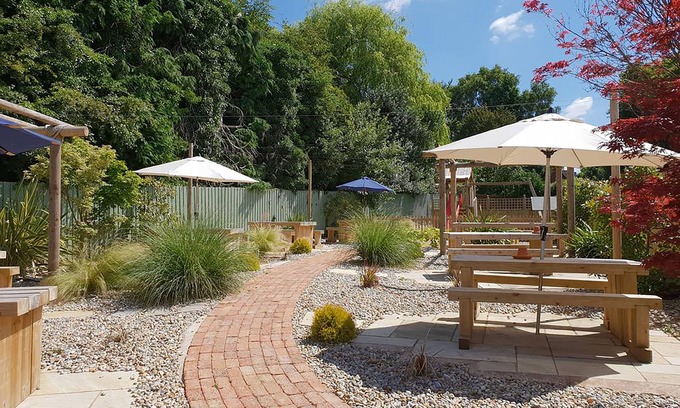 Kilsby Hotel | Discover The Red Lion: Family-Friendly with Great Amenities