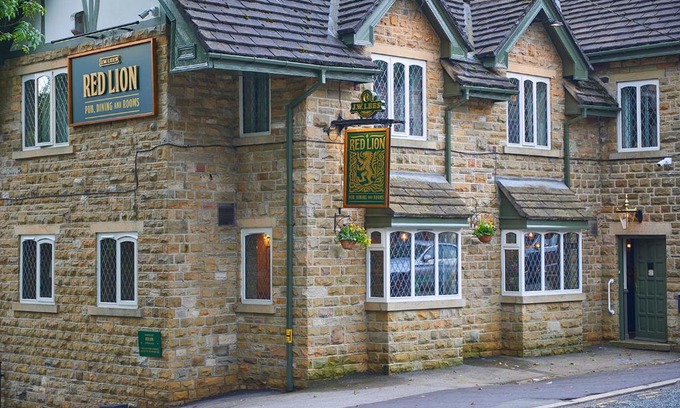 Bury Hotel | Pet-Friendly Getaway at The Red Lion Hawkshaw - Rated 9/10