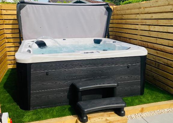 Woodborough House | Unforgettable Stays at The Red Lodge Annexe with Hot Tub