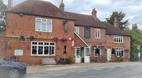 Slinfold Hotel | Cozy Retreat at The Red Lyon Slinfold with Breakfast Included