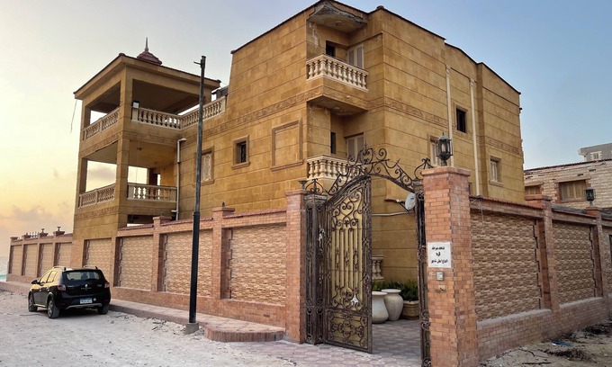 Al-'Amriyah Villa | Convenient Red Villa: Pet & Child Friendly near Airport