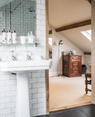 Chilcompton Bed & Breakfast | Cozy Getaway at The Redan Inn with Family-Friendly Amenities