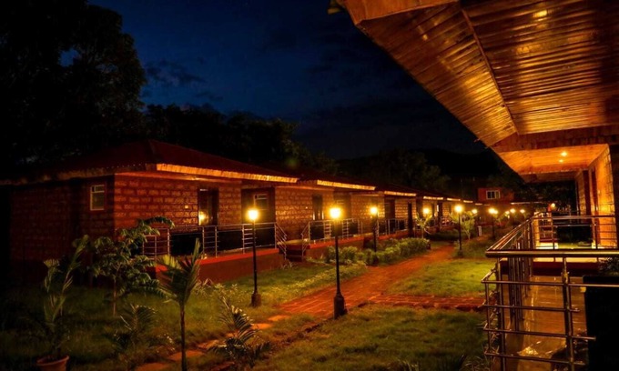 Wai Hotel | Relax at The Redstone Resort with Pool & Breakfast Included