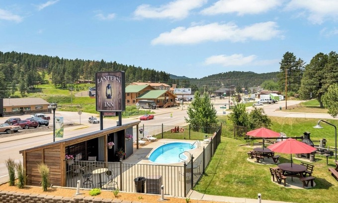 Hill City Hotel | Guest Rated 10/10 at The Relaxing Creekside with Pool