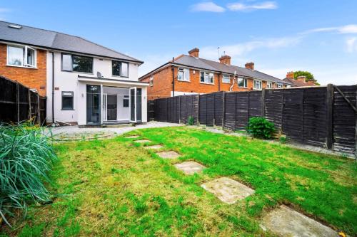 Birmingham House | Elegant 3 Bedroom Home - Perfect for Families with Kids