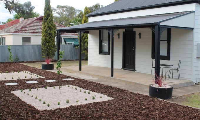 Renmark House | Discover The Renmarkable Cottage: Family-Friendly Retreat