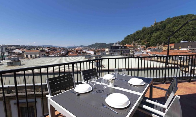 Old Town Apartment | Stylish Family Retreat at The Rentals Collection - Urgull