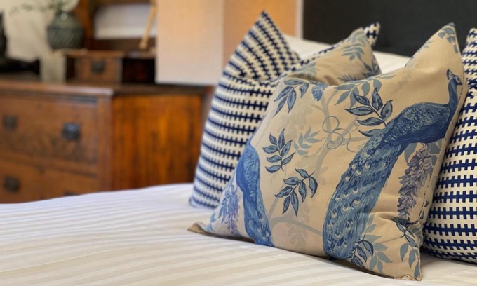 Tenterfield House | Stylish Residence: Cozy Comfort with Fireplace & Pet Friendly