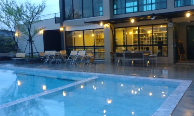 Krathum Baen Hotel | Relax at The Residence Thepkanjana with Pool & Family Amenities