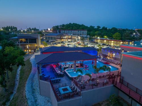 Lake Ozark Hotel | Relax at The Resort at Lake of the Ozarks with Ocean Views
