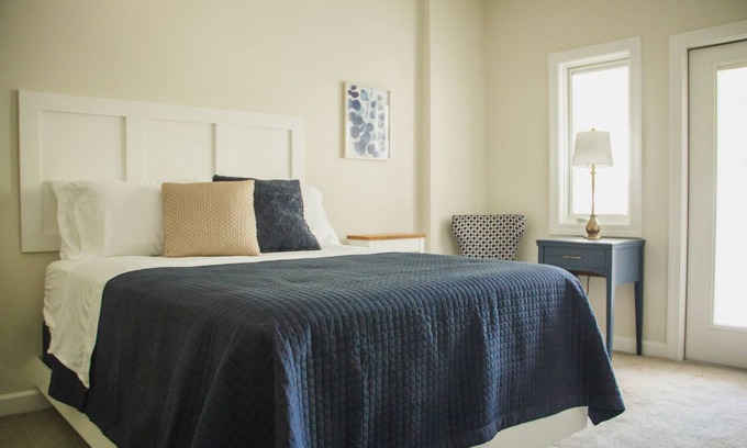 Paducah House | Elegant Queen Suite with Balcony & Spa - Guest Rated 9.8