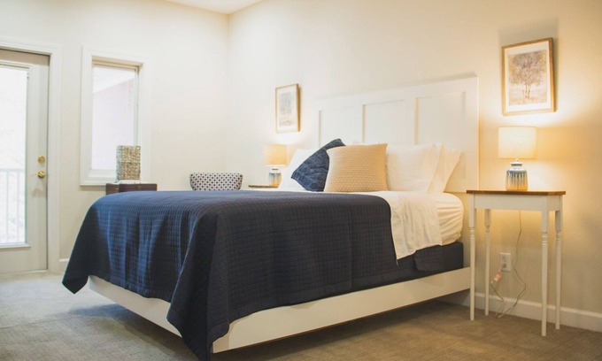 Paducah House | Elegant Queen Suite with En-Suite in Historic Arts District