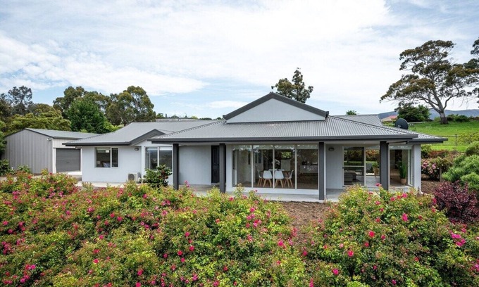 Kingston House | Relax at The Rest Retreat: Family-Friendly with Breakfast