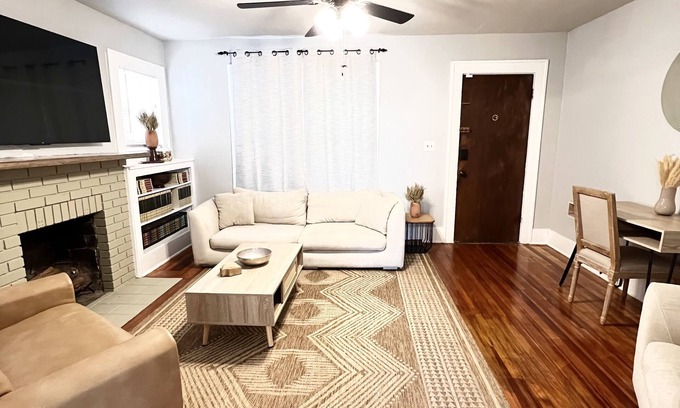 South Overton House | Modern Retreat - 2Bd/1Ba Near Texas Tech Campus