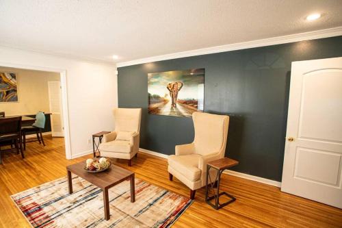 Whitehaven House | Relaxing Retreat at Graceland with Pool and Breakfast
