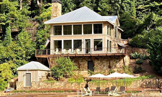 Tiger House | Prime Getaway at The Retreat: Steps from Lake Burton