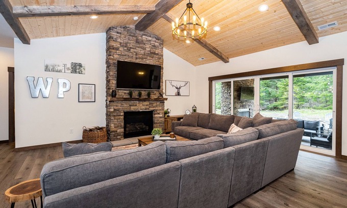 Packwood Cabin | Experience The Retreat: A New 5 Bedroom Home with Hot Tub