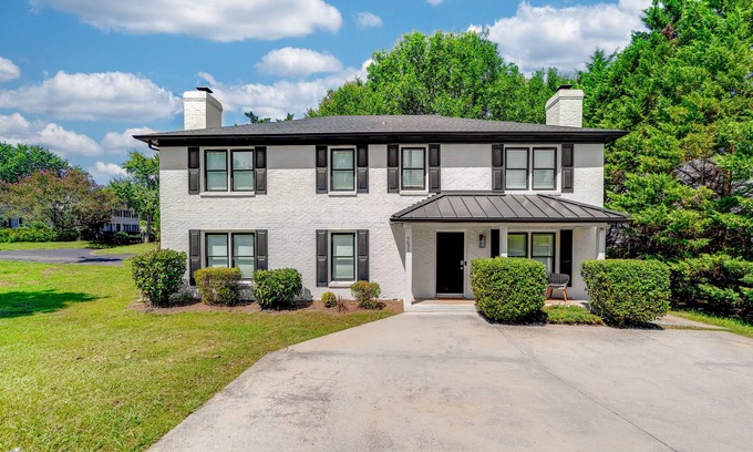 Wessex Square House | Cozy Retreat by SouthPark: Quiet Area with Breakfast & Kitchen