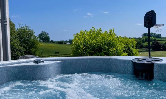 Blandford Forum House | The Retreat: Cozy Gem with Hot Tub & Sauna Amenities