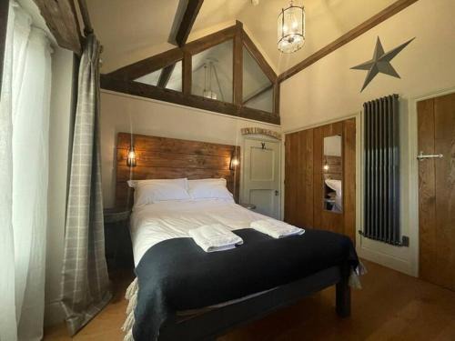 Bircotes Apartment | Inviting Retreat: Guest Rated 9.5/10 for Your Getaway