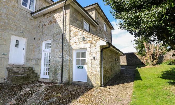Godshill House | Pet-Friendly Retreat: Enjoy a Cozy 4-Star Getaway