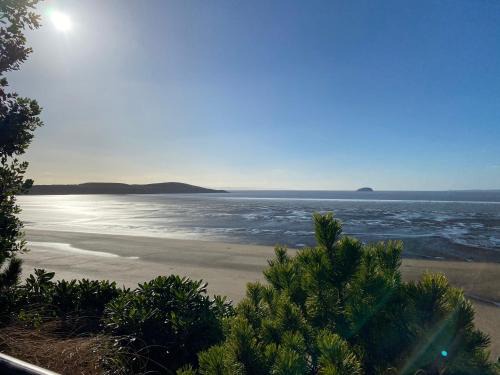 Weston-super-Mare Apartment | Discover The Retreat: Oceanfront Bliss with 9.6 Rating