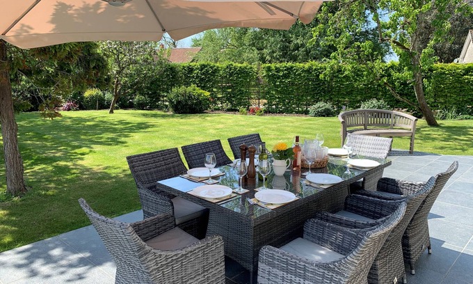 Weston-super-Mare House | Experience The Retreat: Family-Friendly with Breakfast & Kitchen