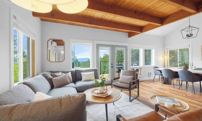 Sagle House | Discover The Retreat on Gold Mountain - Pet Friendly Escape