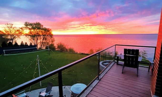 Racine House | Experience The Retreat on Lake Michigan: 6 Bedroom Oasis