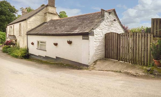 Liskeard Cottage | Experience The Retreat: Pet-Friendly Haven with Garden