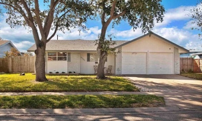 South Side House | Top-Rated Sleep11 with Family-Friendly Amenities