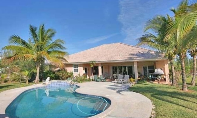 Smith's Point Villa | The Retreat, with pool, boats welcomed, short walk to Taino Beach.