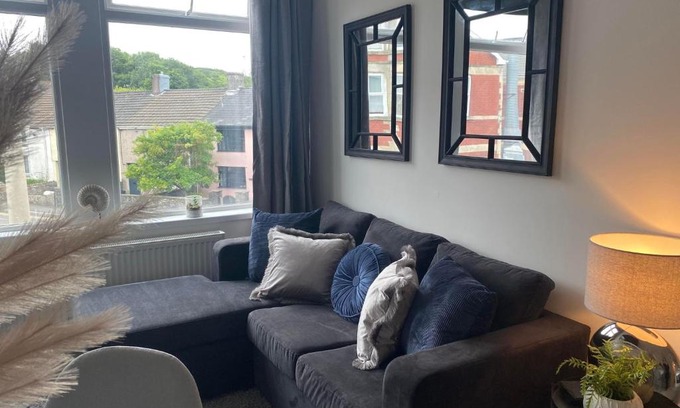 Kenfig Hill Apartment | Pet-Friendly Retreats 2 Kenfig Hill: Ideal for Families