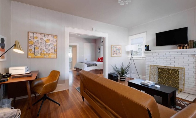 Amarillo House | Discover The Retro On 17th - Top Rated & Pet Friendly Stay