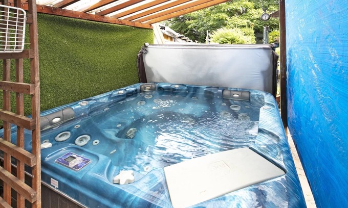 Smethwick House | The Reunion Pad: Hot Tub, EV Charger & Karaoke Fun in Birmingham