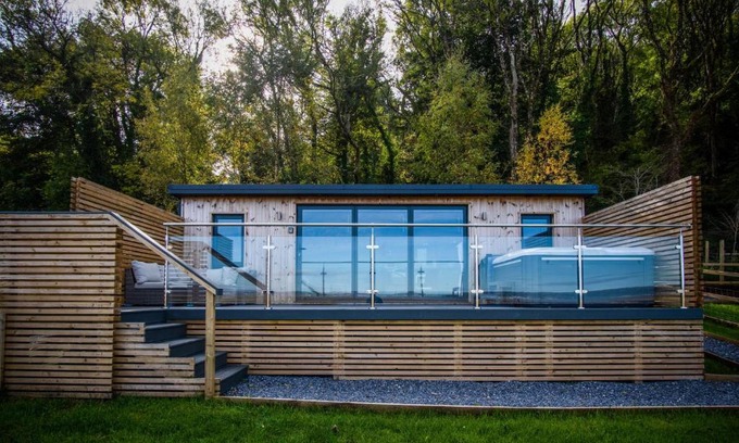 Llangennith Ski Chalet | Discover Rhossili Bay: Cozy 1 Bed Cabin with Hot Tub
