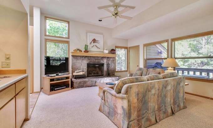 Sunriver Condo | Experience The Ridge at Sunriver: Pool, Hot Tub & Bikes